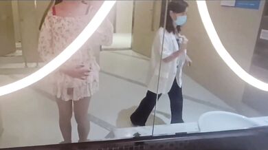 尾随小姐姐到厕所，然后偷偷露出金金，不知道会不会被发现呢，好多小姐姐少妇，好羞耻，棒棒瞬间硬了！