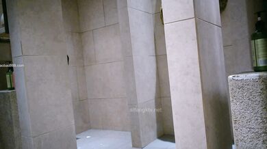 澡堂偷拍两个学生妹相约来洗澡两个姑娘四只奶,犹如雨后的春笋破土而出挺立胸前