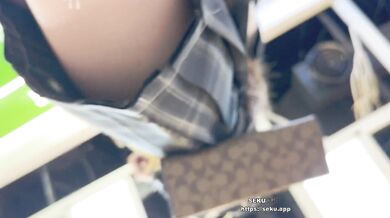 尾随偷拍短裙JK学生妹和男友甜蜜逛街买奶茶黑丝短袜一看就不一般看到裙底的时候发现一片黑森林~1