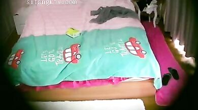 《精选摄像头㊙️破解》家庭针孔入侵真实偸拍两口子激情性生活也不管白天晚上~中年夫妻换上情趣装玩小夫妻汽车装饰店打地铺干老猛了 (5)