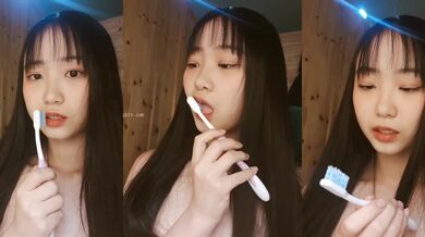 《台湾情侣泄密》❤️冒充假经纪人忽悠漂亮学妹脱光了看鲍鱼用按摩棒抠B (7)