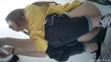 ⚫️⚫️精品厕拍大作，大神潜入写字楼独守女厕坑位，隔板缝逼脸同框连续偸拍形形色色女人方便，有美女有美鲍，值得鉴赏 (22)